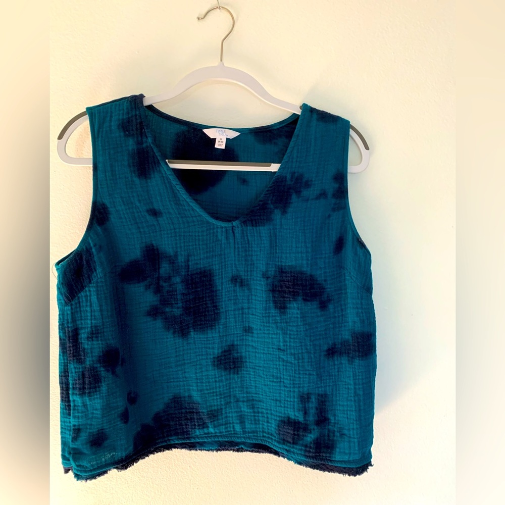 Tie dye sleeveless top.